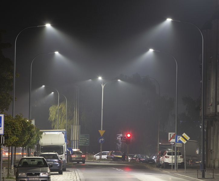 słupy i oprawy oświetleniowe