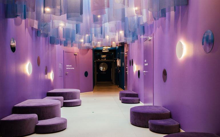 Sala zabaw, aktywności i eksploracji dla dzieci „Sensorysie” oświetlona przez Grodno