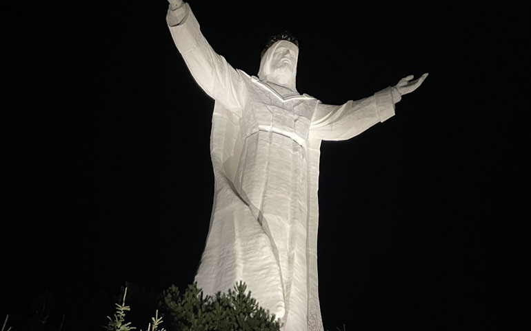 figura Chrystusa Króla w Świebodzinie oświetlona przez Grodno