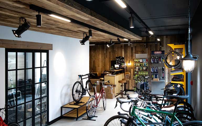Salon rowerowy oświetlony przez Grodno