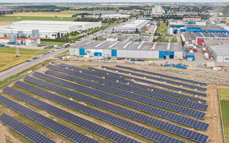 Hurtownia elektryczna rozwija się jako generalny wykonawca farm pv